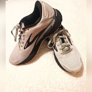 Brooks Adrenaline GTS 22 Size 9